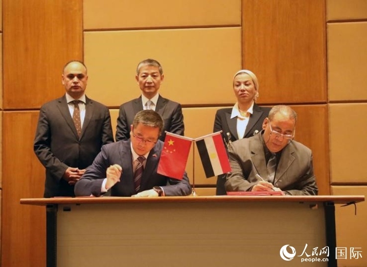 中國駐埃及使館公使張朝陽與埃環(huán)境事務(wù)署工程和項目管理局局長阿卜杜勒阿齊茲簽署交接證書。沈小曉攝