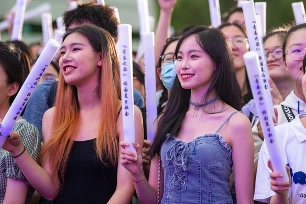 場下觀眾十分熱情。人民網(wǎng)記者 翁奇羽攝