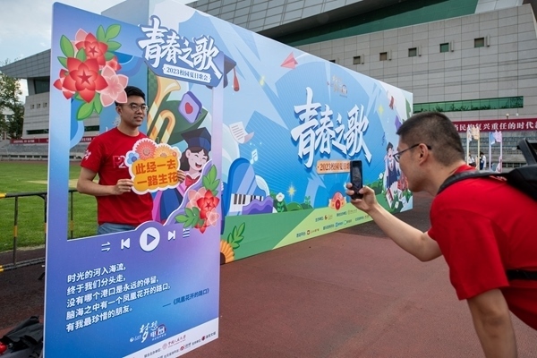 學(xué)生在市集打卡拍照。人民網(wǎng)記者 翁奇羽攝