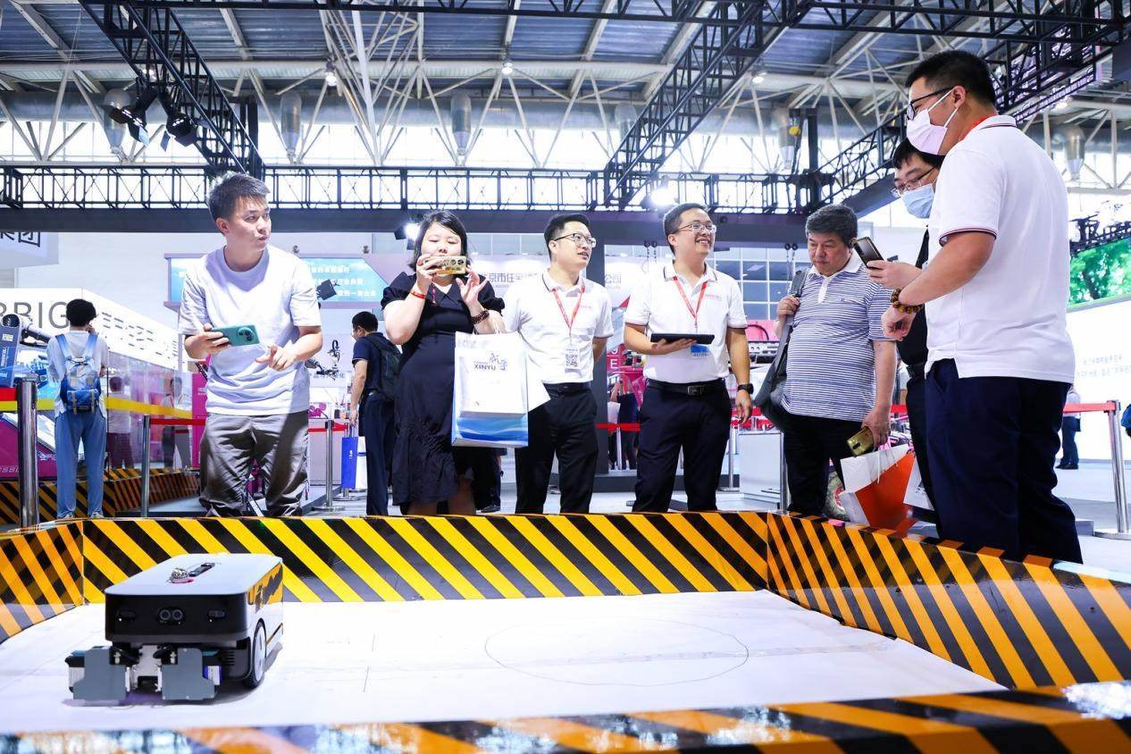 講解員向觀眾介紹智能劃線機器人。來源：受訪方供圖
