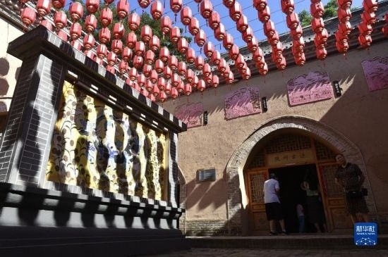 6月23日，游人在三門峽市陜州地坑院景區(qū)內(nèi)游覽。