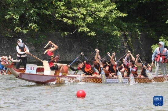 6月23日，在江蘇省宜興市舉行的龍舟競渡賽中，參賽選手們奮力拼搏。