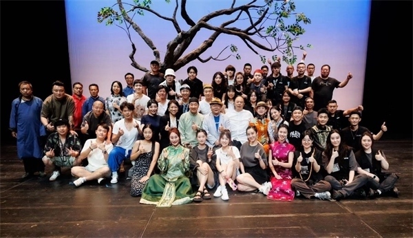 《斷金》百場演職人員合影。龍馬社供圖