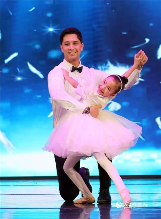 父女共舞“愛(ài)的華爾茲”。人民網(wǎng)記者 管克江攝