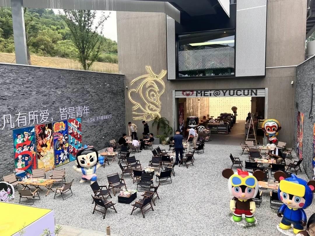 在浙江省湖州市安吉縣天荒坪鎮(zhèn)余村拍攝的國(guó)漫主題咖啡店。銳聆 攝