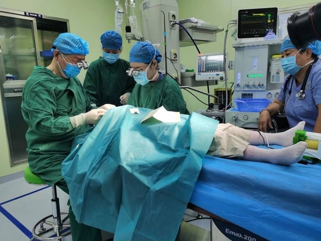 5歲的丹增貴吉正接受雙眼斜視矯正手術(shù)。人民網(wǎng)記者 李棟攝