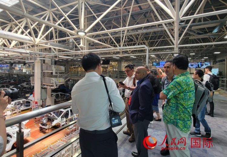 外媒記者在廣汽埃安車間參觀。人民網(wǎng) 寧玉瑛攝