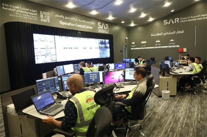 中外工作人員在控制室工作。中國鐵建供圖