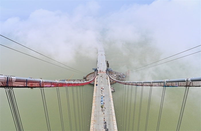 從270米高塔俯瞰深中通道伶仃洋大橋施工現(xiàn)場。（中交集團供圖）