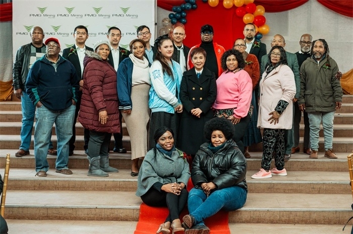 PMG礦業(yè)公司股東和管理團(tuán)隊和演講嘉賓合影。（圖片來源：廣西大錳南非PMG礦業(yè)有限公司）