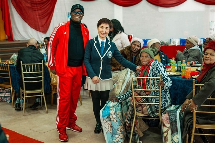 Micheal Mohala中將、黃琳與社區(qū)老人合影。（圖片來源：廣西大錳南非PMG礦業(yè)有限公司）