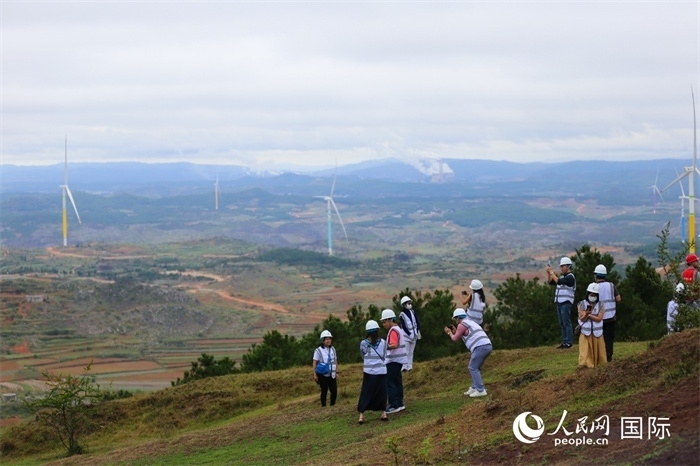 瀾湄記者團在富源西風電基地拍照“打卡”。（人民網(wǎng) 李發(fā)興攝）