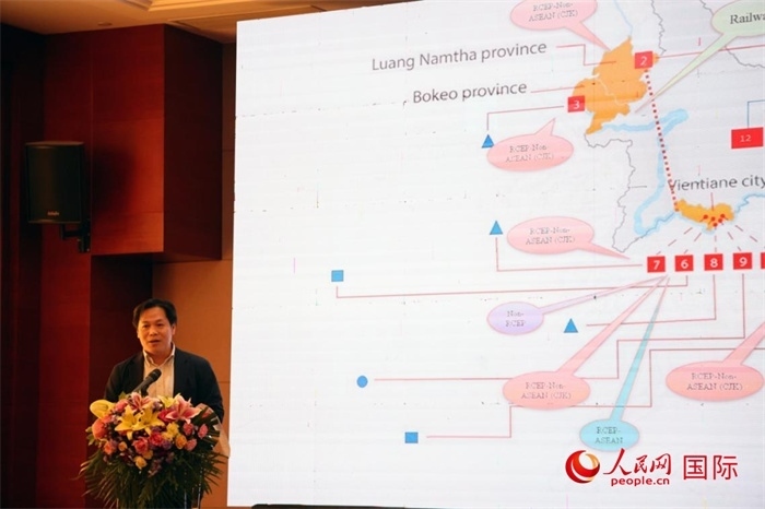 老撾計劃與投資部發(fā)展研究院院長史提羅斯·拉斯福尼在活動現(xiàn)場發(fā)言。人民網(wǎng)記者楊一攝