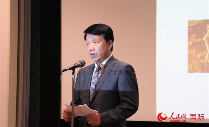 中國(guó)駐日本大使館文化處公使銜參贊致辭。（人民網(wǎng) 許可攝）