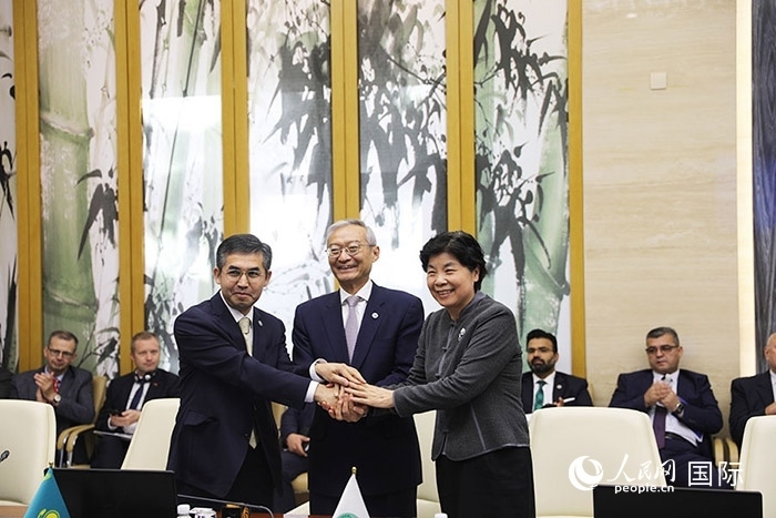 上合組織秘書處、哈駐華使館、上合組織睦鄰友好合作委員會簽署《聯(lián)合行動計(jì)劃》。人民網(wǎng) 俄布拉依攝