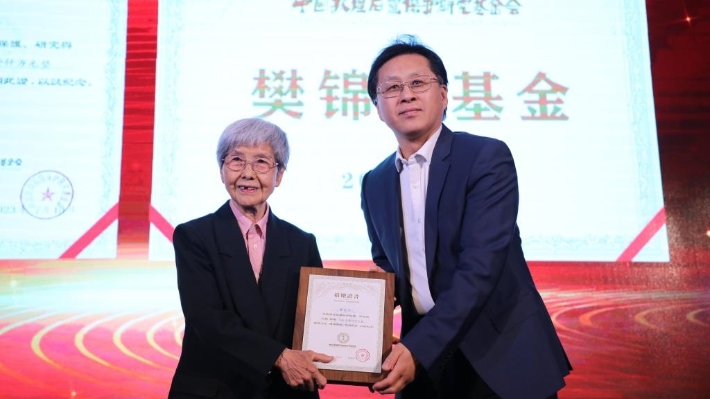 國(guó)家文物局黨組成員、副局長(zhǎng)解冰（右）為樊錦詩(shī)（左）頒發(fā)捐贈(zèng)證書(shū)。新華社記者張睿 攝