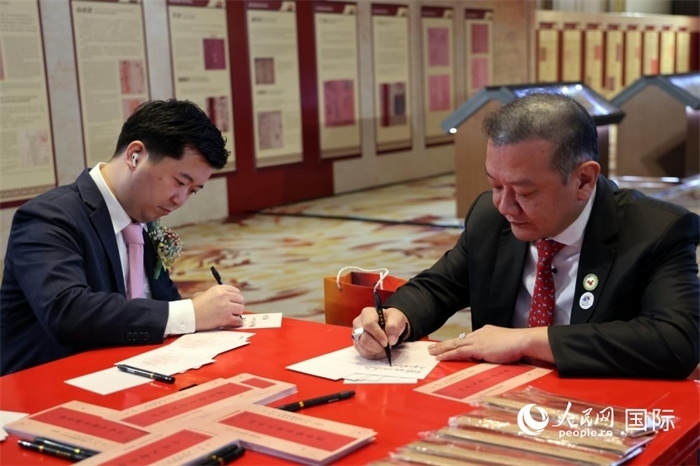 觀眾在展覽現(xiàn)場設(shè)置的體驗(yàn)區(qū)手寫“批信”。人民網(wǎng)記者楊一攝