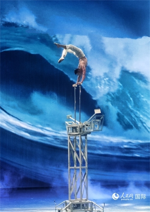 吳橋雜技大世界中的雜技演出。人民網(wǎng) 趙昭攝