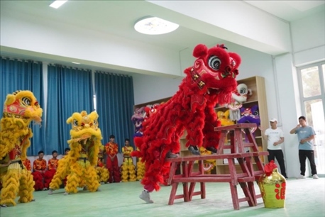 開課儀式現(xiàn)場，疏附縣第一中學舞獅隊的醒獅表演。