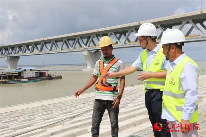 孟加拉國帕德瑪大橋河道整治工程北岸整治區(qū)域長1.5千米，南岸長11.5千米，是目前世界上規(guī)模最大的河道整治工程。人民網記者 孫廣勇攝