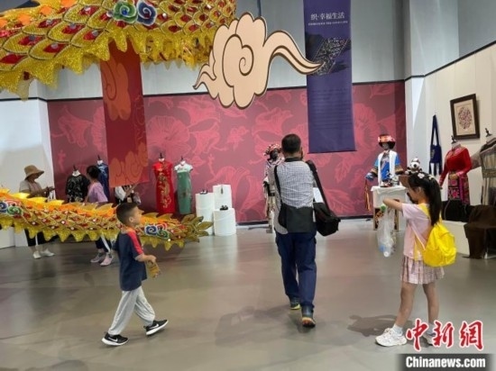 市民參觀展覽。祝歡 攝