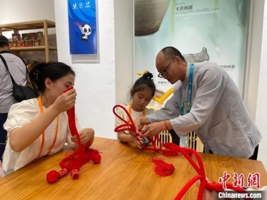 市民體驗制作吉祥如意結(jié)。祝歡 攝