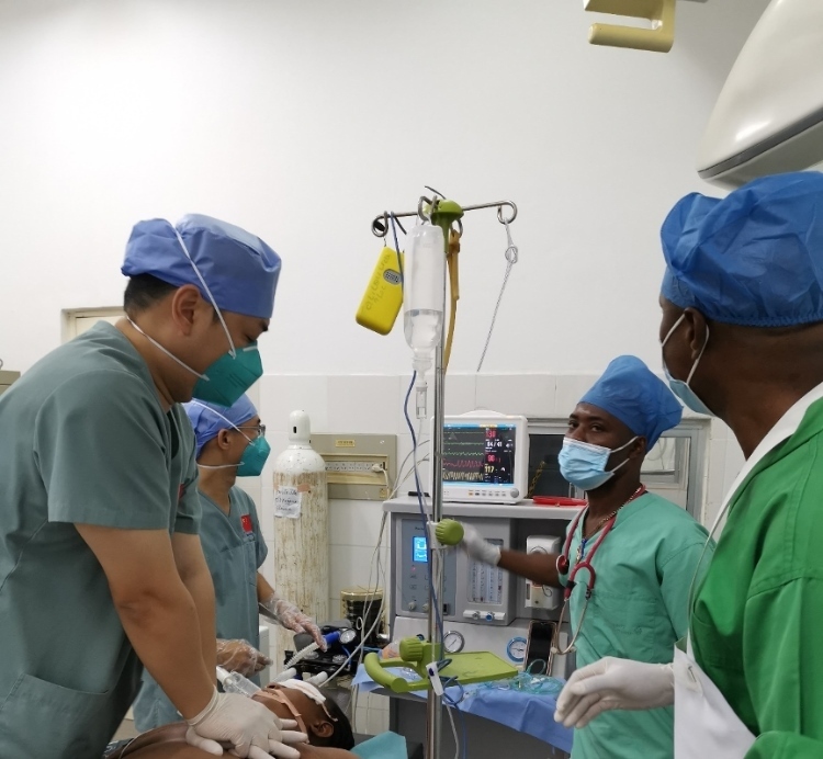 麻醉科李學(xué)斌醫(yī)生和手術(shù)室護(hù)士趙鈺進(jìn)行復(fù)蘇搶救。中國第二十九批援幾內(nèi)亞醫(yī)療隊(duì)供圖