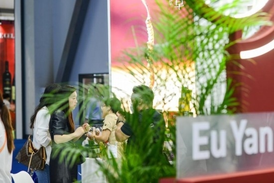 RCEP成員國企業(yè)亮相第三屆消博會(huì)。2023年4月12日，參觀者在新加坡企業(yè)余仁生的展臺(tái)了解產(chǎn)品。新華社記者王澤聰攝