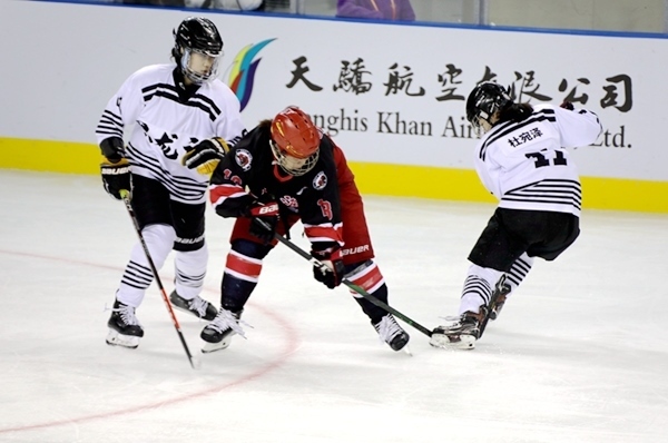 上海隊(duì)田博雅(中)與黑龍江隊(duì)杜宛澤爭(zhēng)搶。人民網(wǎng)記者 胡雪蓉?cái)z