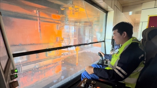 國(guó)家電投內(nèi)蒙古公司南露天煤礦裝車站司機(jī)石繼立的操縱下，一次性60噸的煤炭穩(wěn)穩(wěn)裝入車廂。人民網(wǎng) 金洪花攝