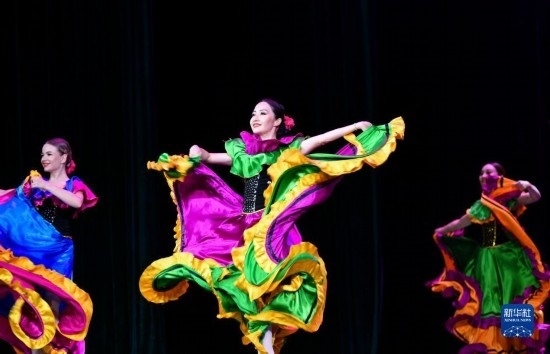 7月21日，哈薩克斯坦薩爾塔納國(guó)家舞蹈團(tuán)的演員在演出。