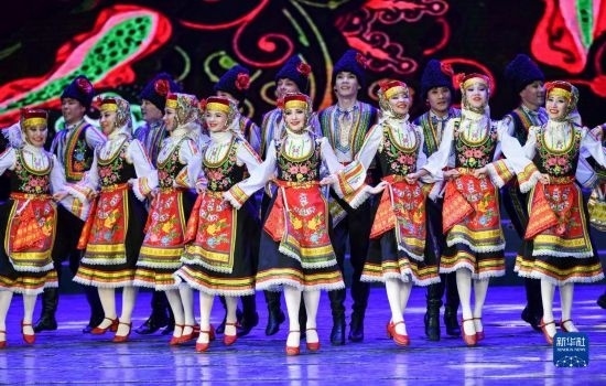 7月21日，哈薩克斯坦薩爾塔納國(guó)家舞蹈團(tuán)的演員在演出。