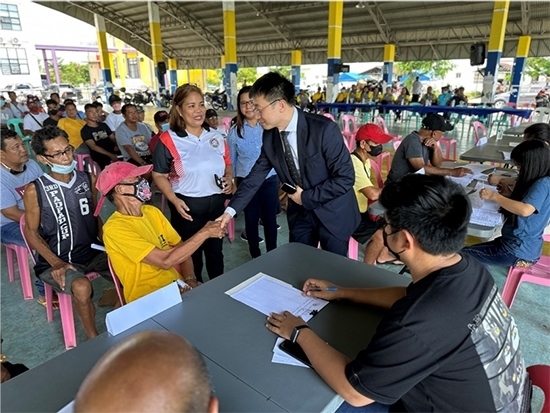 中方與菲方一道將中國援菲化肥分發(fā)至菲農(nóng)戶手中。中國駐菲律賓大使館供圖