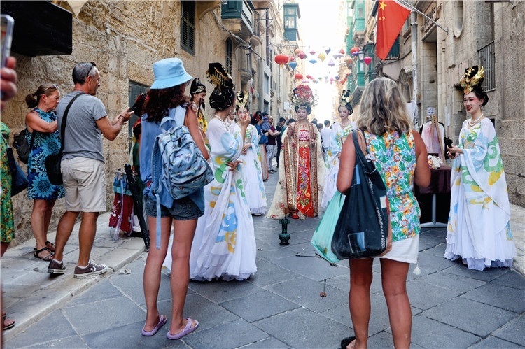 圖為花燈點(diǎn)亮儀式現(xiàn)場(chǎng)。 馬耳他中國(guó)文化中心供圖