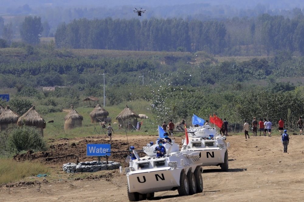 ↑2021年9月15日，在“共同命運-2021”國際維和實兵演習綜合演練中，維和分隊采用無人機拋撒傳單宣傳和平理念。新華社記者 劉芳 攝