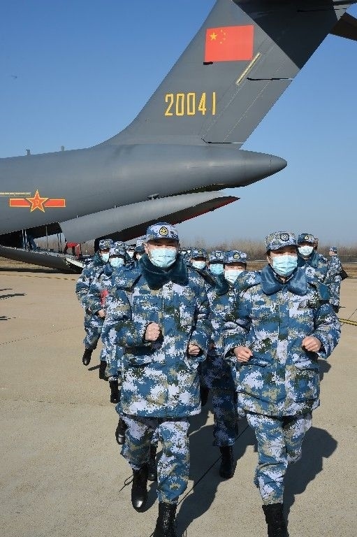 ↑2020年2月17日，一批軍隊支援湖北醫(yī)療隊員抵達武漢天河機場。新華社記者 黎云 攝