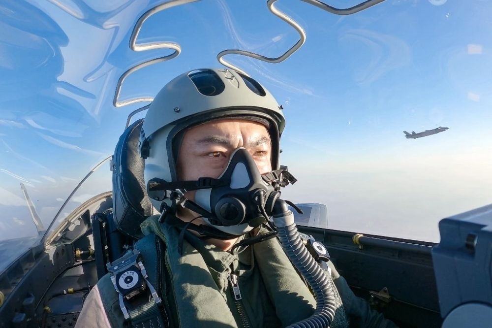 ↑全國人大代表、“強軍先鋒飛行大隊”大隊長高中強進行編隊飛行訓練（2023年2月9日攝）。新華社發(fā)（姜皓元 攝）