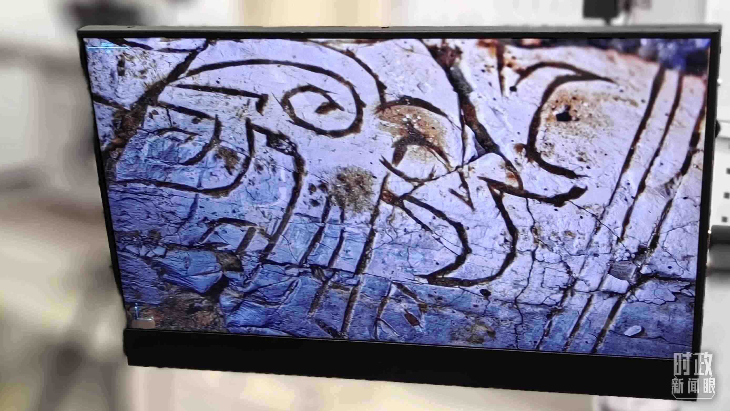 △顯微鏡下，三星堆文物的紋路清晰可見。（總臺(tái)央視記者王萌萌拍攝）