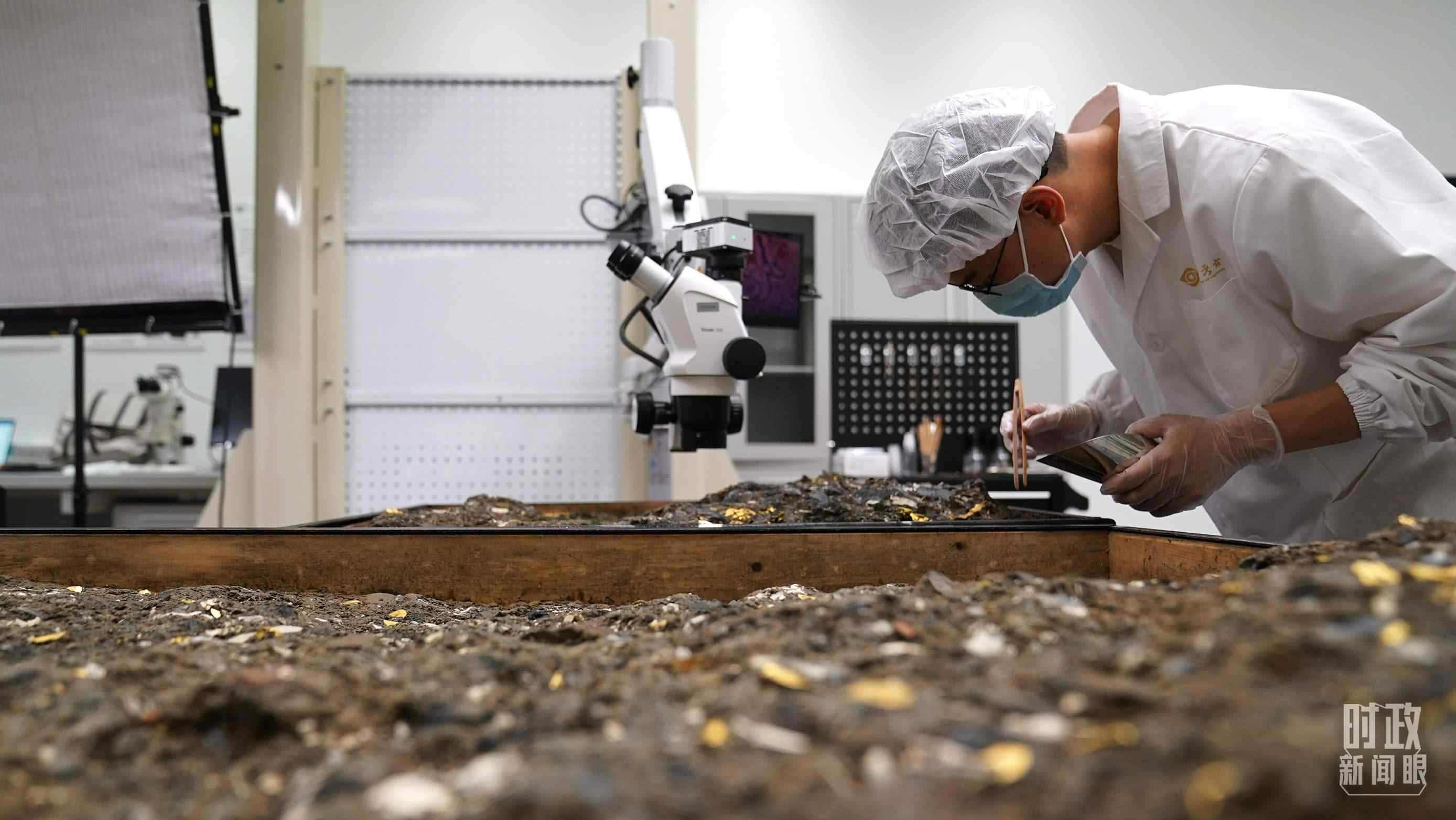 △工作中的三星堆文保人員。（總臺(tái)國廣記者李晉拍攝）