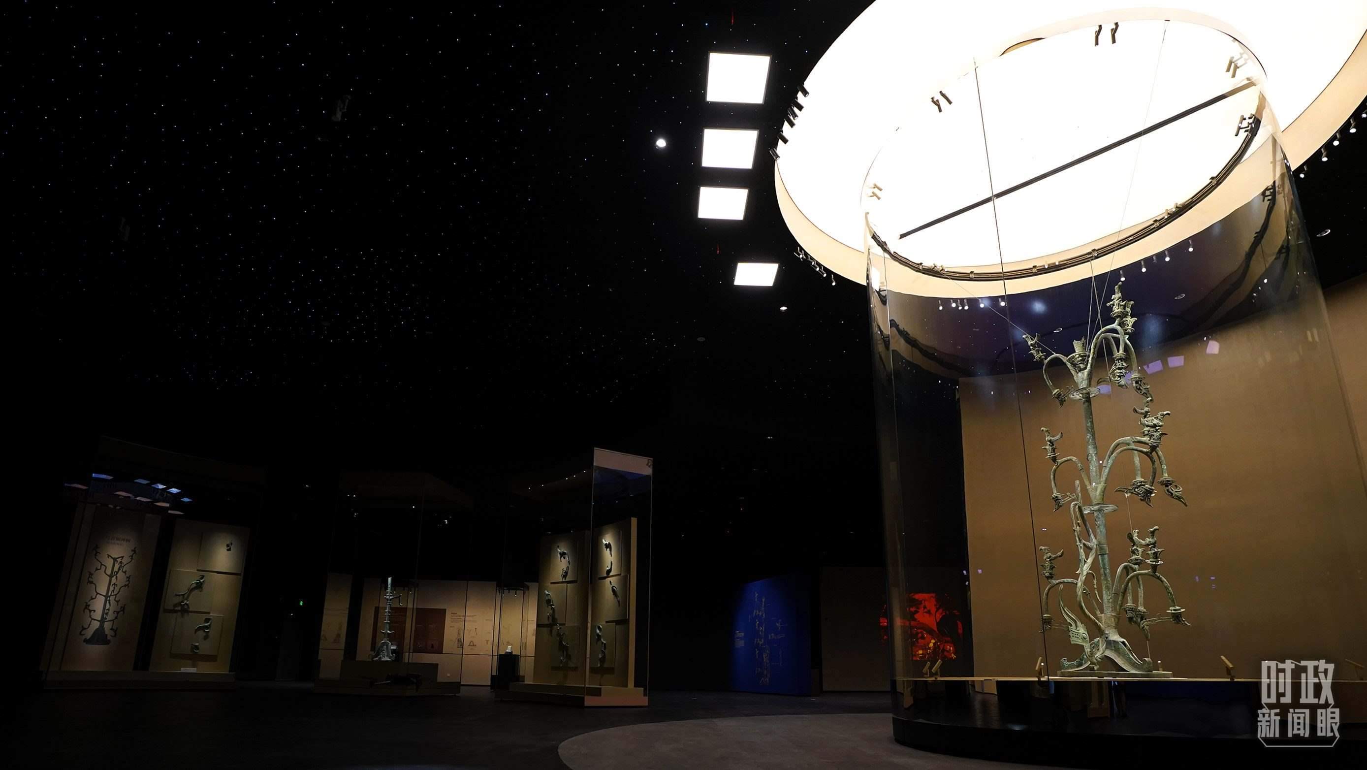 △三星堆出土的青銅神樹。（總臺(tái)國廣記者李晉拍攝）