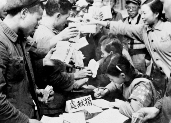 全國(guó)各地工商界踴躍捐獻(xiàn)款項(xiàng)，支援志愿軍。這是重慶市工商業(yè)者捐獻(xiàn)的情形。新華社發(fā)（資料照片）