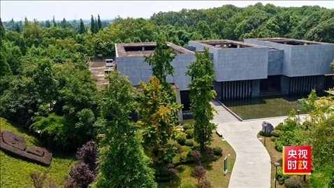 △2021年正式投入使用的三星堆文物保護(hù)修復(fù)館，堅(jiān)持保護(hù)修復(fù)與考古研究同步進(jìn)行，館內(nèi)分文保工作區(qū)和參觀區(qū)。