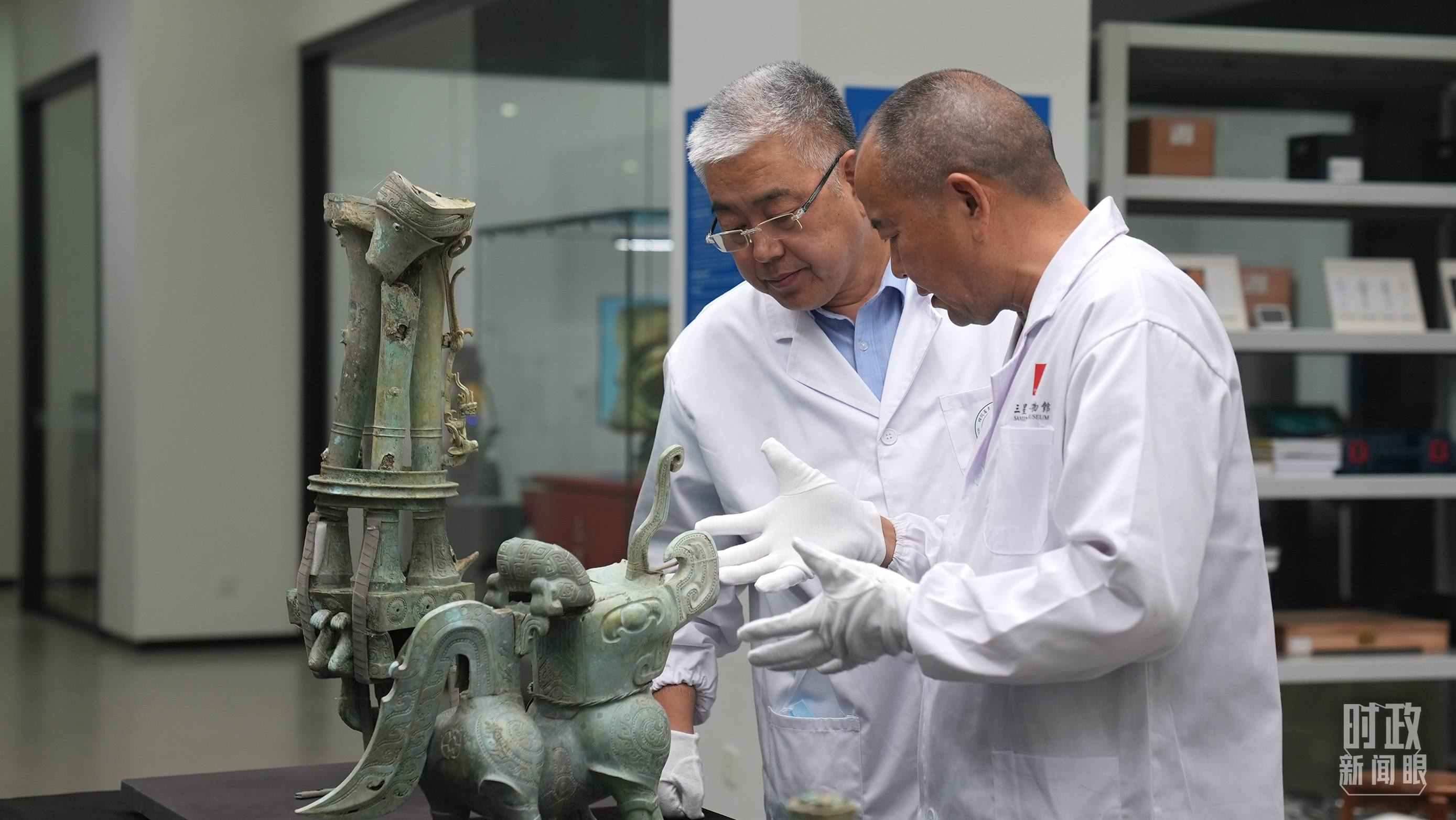 △三星堆文保專家正在就修復(fù)方案進(jìn)行討論。（總臺(tái)央視記者劉琦拍攝）