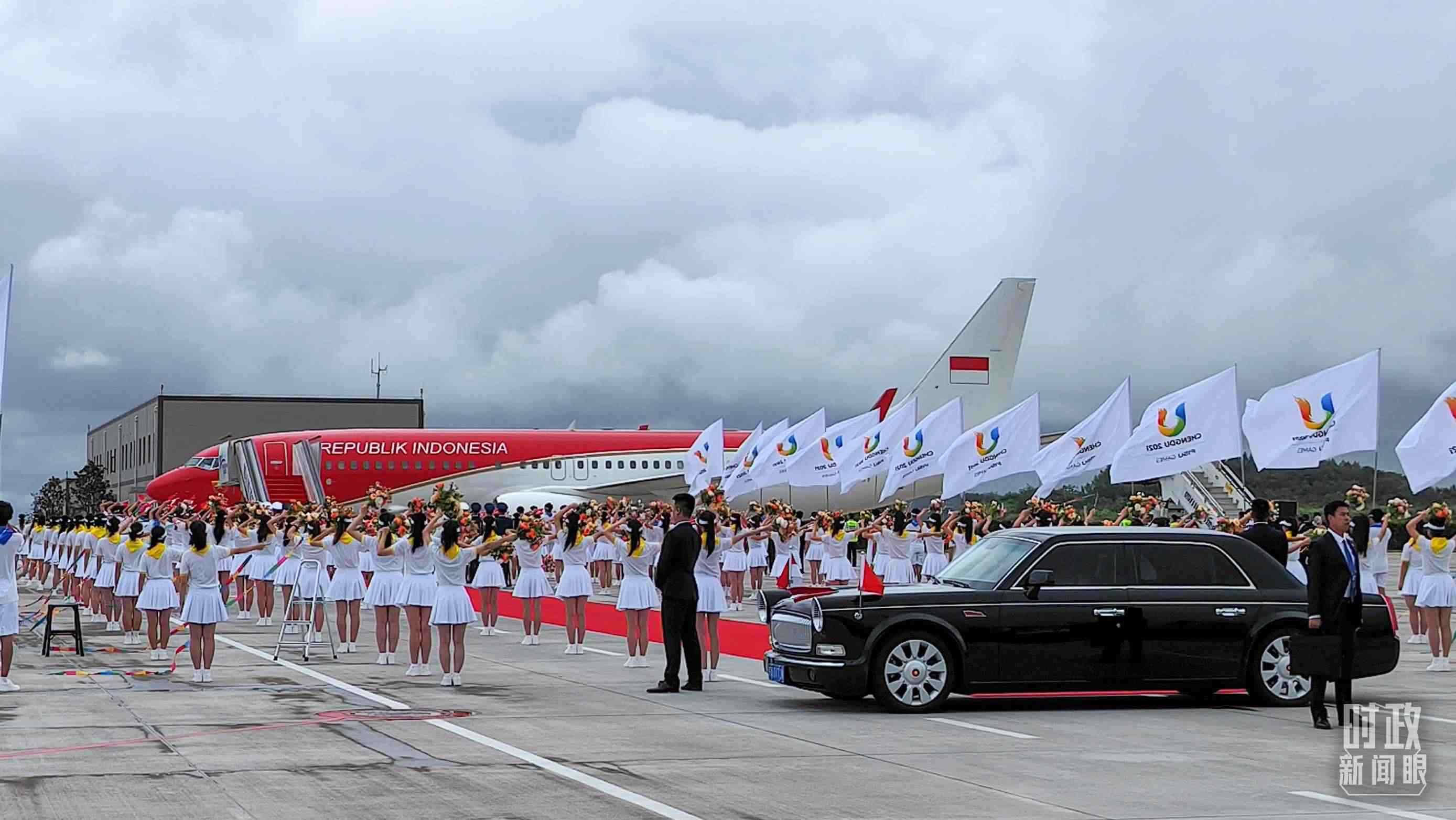 7月27日下午，印尼總統(tǒng)佐科抵達(dá)成都。（總臺央視記者王子杭拍攝）