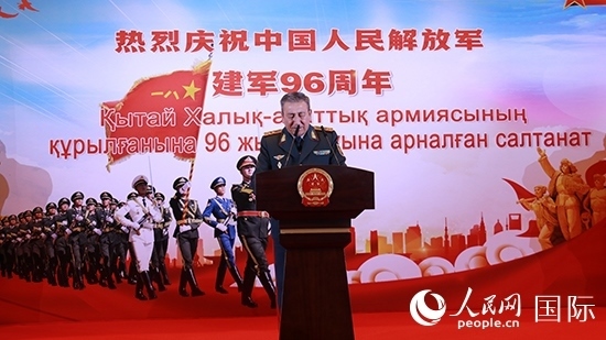 哈國防部副部長卡馬列特季諾夫中將發(fā)表致辭。人民網(wǎng)記者 李強攝