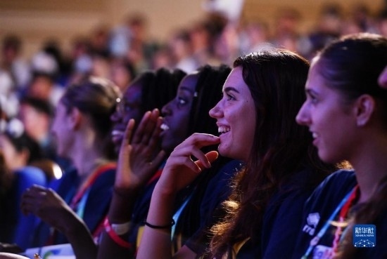 7月29日，外國運(yùn)動(dòng)員在聯(lián)歡會(huì)現(xiàn)場(chǎng)觀看節(jié)目。新華社記者 張端 攝