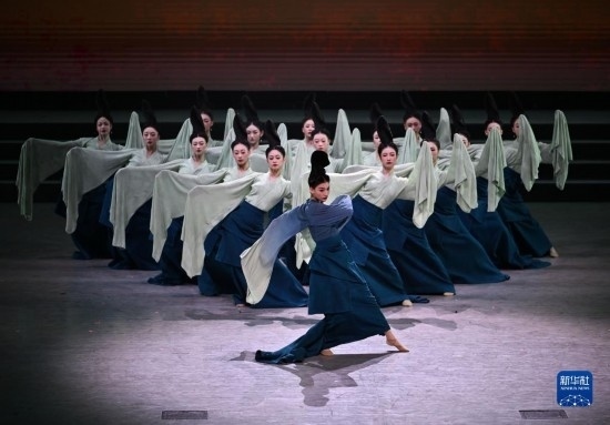 7月29日，演員在聯(lián)歡會(huì)現(xiàn)場(chǎng)表演《只此青綠》。新華社記者 蔡湘鑫 攝