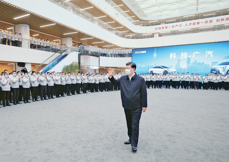 2023年4月10日至13日，中共中央總書記、國家主席、中央軍委主席習(xí)近平在廣東考察。這是12日下午，習(xí)近平在廣汽研究院向職工們揮手致意。 新華社記者 鞠鵬/攝