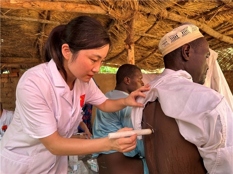 圖為吉安市中心人民醫(yī)院中醫(yī)科副主任醫(yī)師王李妮為患者進(jìn)行針灸治療。中國(guó)駐乍得醫(yī)療隊(duì)提供