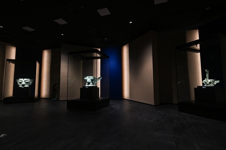 7月26日在三星堆博物館新館拍攝的展品。新華社記者 王曦 攝